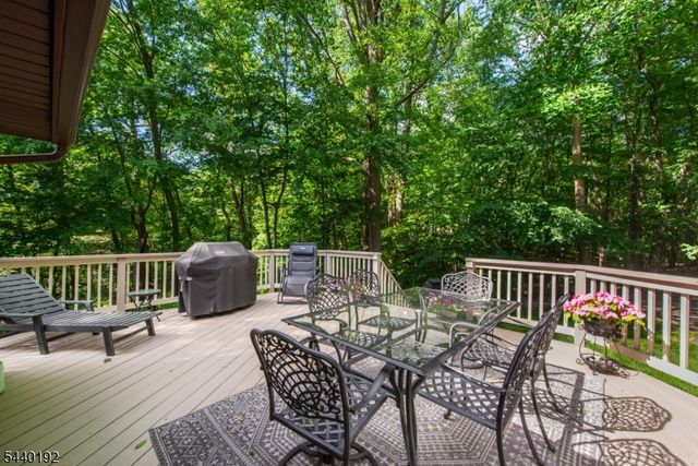 27 Dewey Dr, Ringwood Boro, NJ 07456