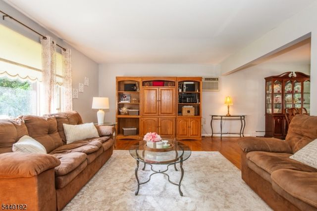 27 Dewey Dr, Ringwood Boro, NJ 07456