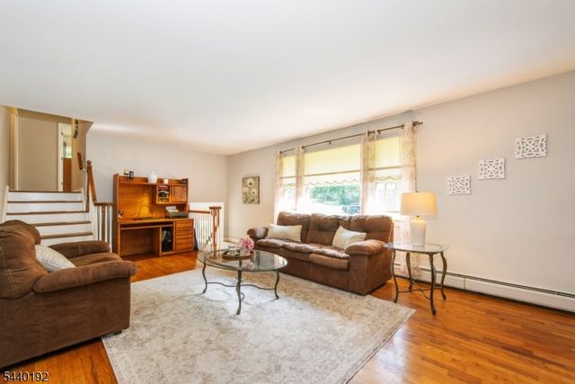 27 Dewey Dr, Ringwood Boro, NJ 07456