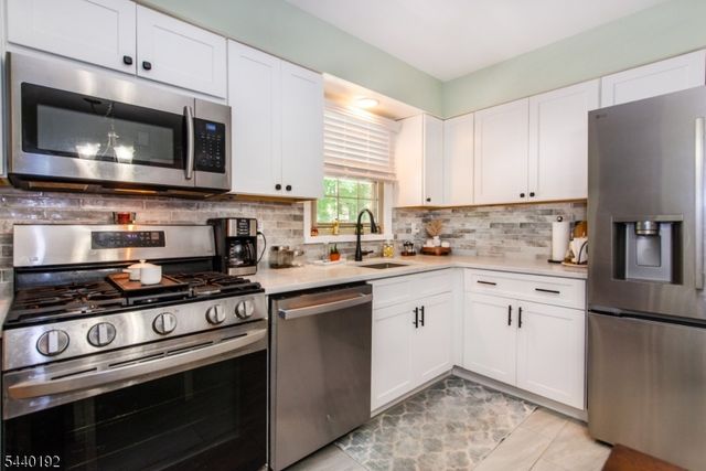 27 Dewey Dr, Ringwood Boro, NJ 07456