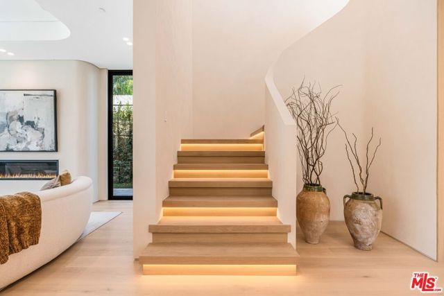 16723 La Maida Street, Los Angeles, CA 91436
