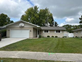 2526 Willow Road N, Fargo, ND 58102