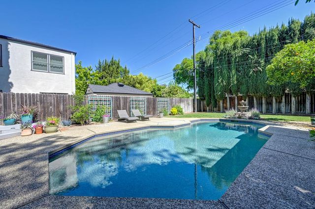 2945 27th St, Sacramento, CA 95818