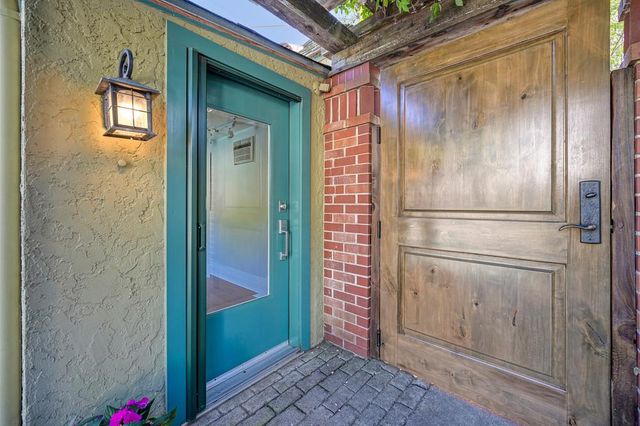 2945 27th St, Sacramento, CA 95818