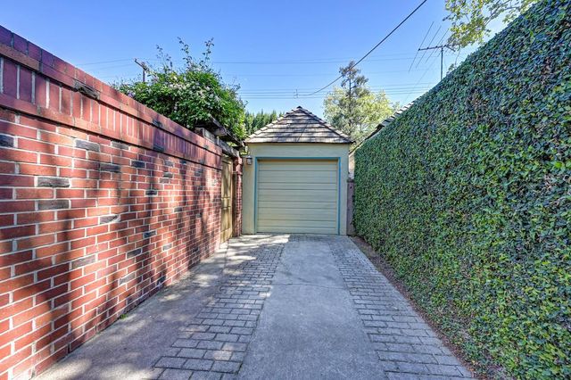 2945 27th St, Sacramento, CA 95818