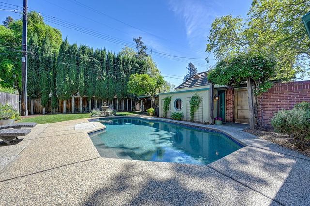 2945 27th St, Sacramento, CA 95818