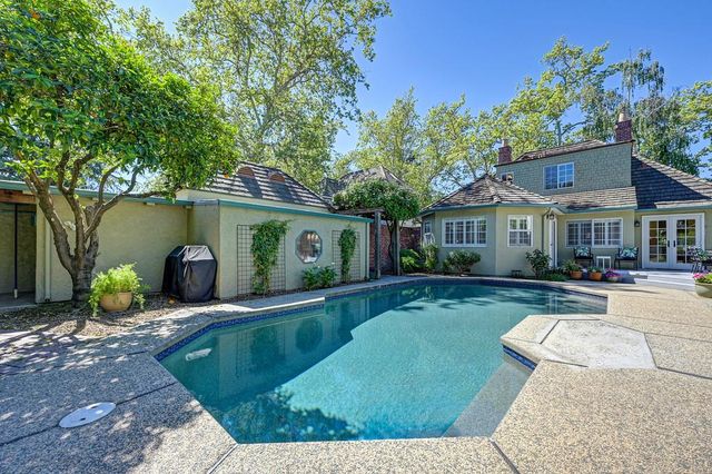 2945 27th St, Sacramento, CA 95818