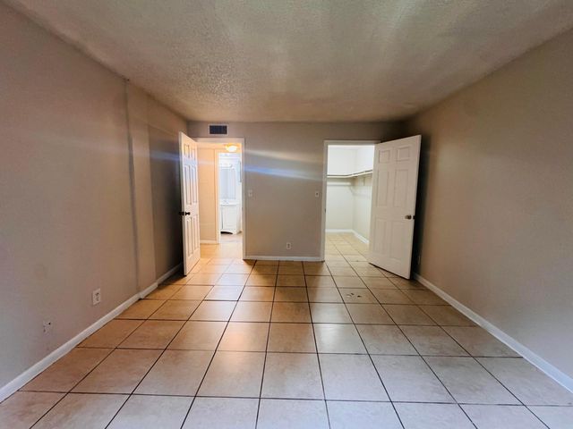 2050 N CONGRESS Avenue 102, West Palm Beach, FL 33401