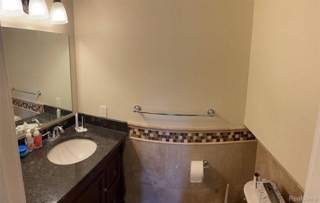 359 CONCORD PL APT 4, Bloomfield Charter Township, MI 48304