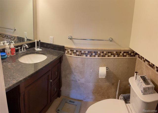 359 CONCORD PL APT 4, Bloomfield Charter Township, MI 48304