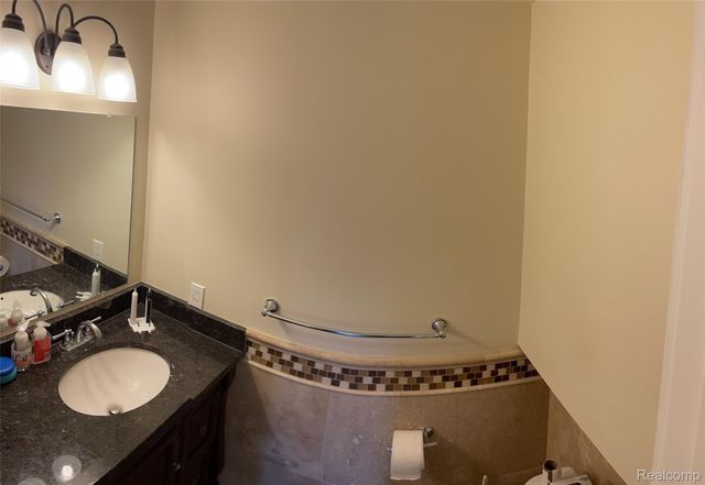 359 CONCORD PL APT 4, Bloomfield Charter Township, MI 48304