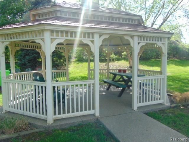359 CONCORD PL APT 4, Bloomfield Charter Township, MI 48304