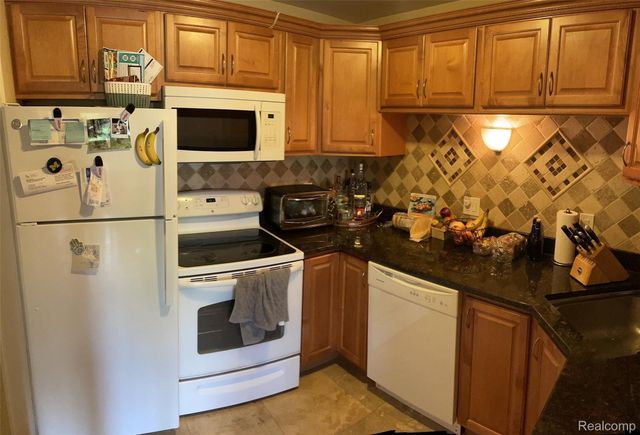 359 CONCORD PL APT 4, Bloomfield Charter Township, MI 48304
