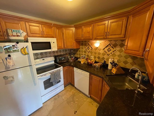 359 CONCORD PL APT 4, Bloomfield Charter Township, MI 48304