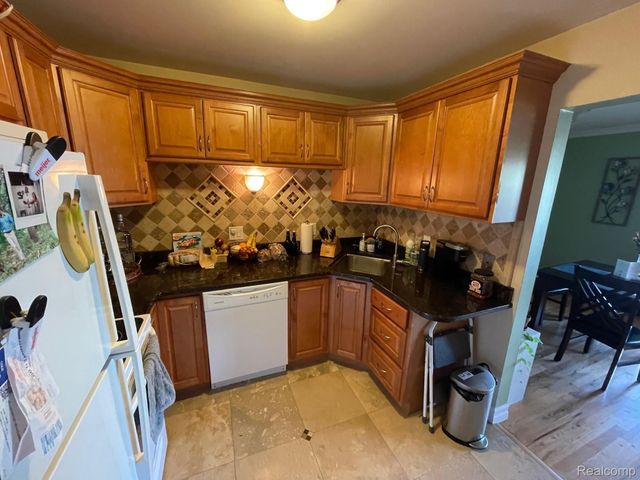 359 CONCORD PL APT 4, Bloomfield Charter Township, MI 48304