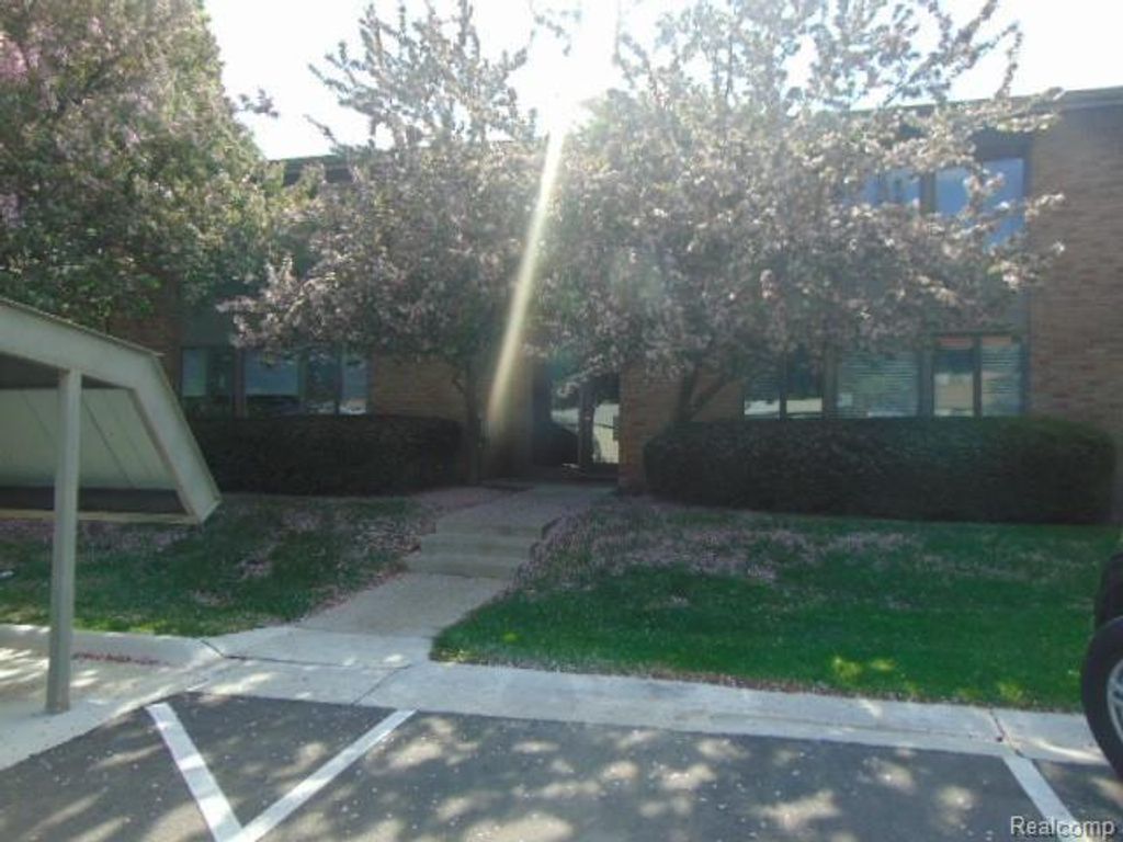 359 CONCORD PL APT 4, Bloomfield Charter Township, MI 48304