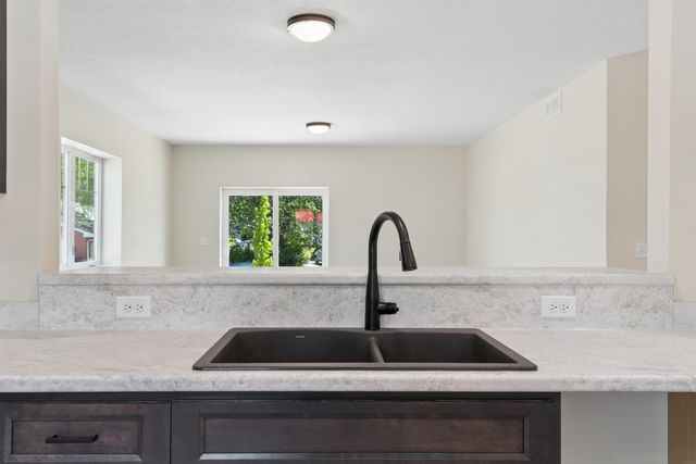 1219 W 7th Street, Waterloo, IA 50702