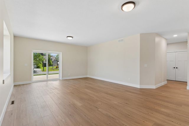 1219 W 7th Street, Waterloo, IA 50702