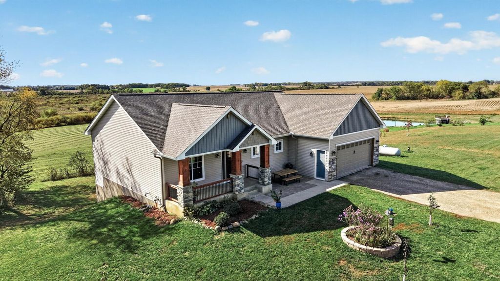 1060 230th Street W, Farmington, MN 55024 — exterior