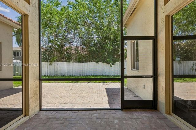 1290 Camellia Ln, Weston, FL 33326