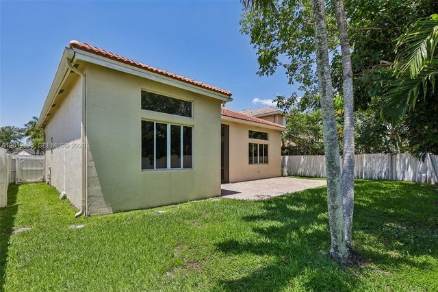 1290 Camellia Ln, Weston, FL 33326
