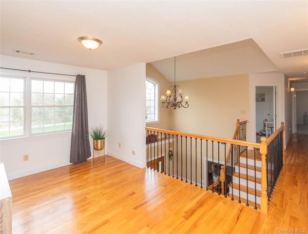 107 Dunthorne Drive, Bloomingburg, NY 12721
