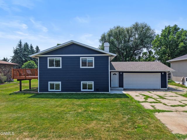 1707 4th Street NE, Mandan, ND 58554 property photo