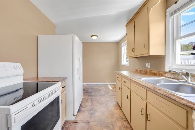 35 Sherwood St, Chicopee, MA 01013