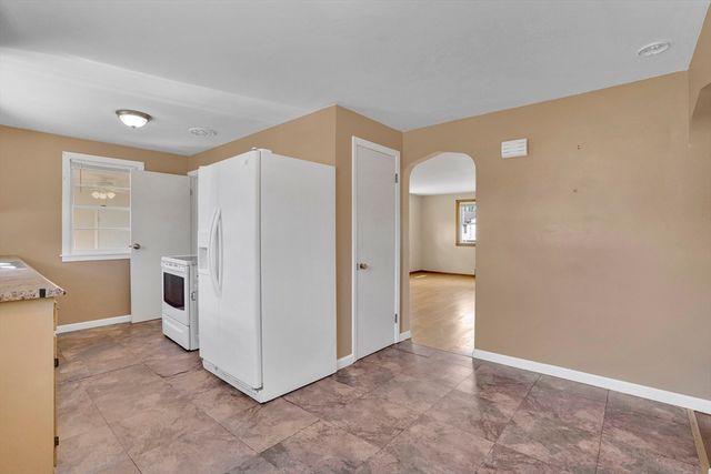 35 Sherwood St, Chicopee, MA 01013