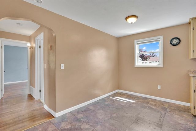 35 Sherwood St, Chicopee, MA 01013