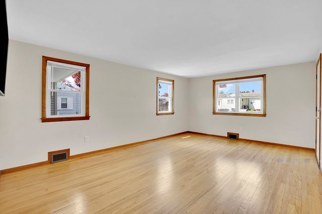 35 Sherwood St, Chicopee, MA 01013