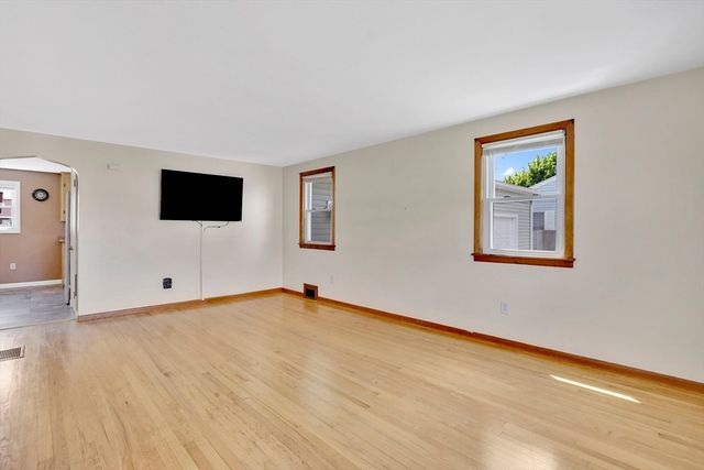 35 Sherwood St, Chicopee, MA 01013