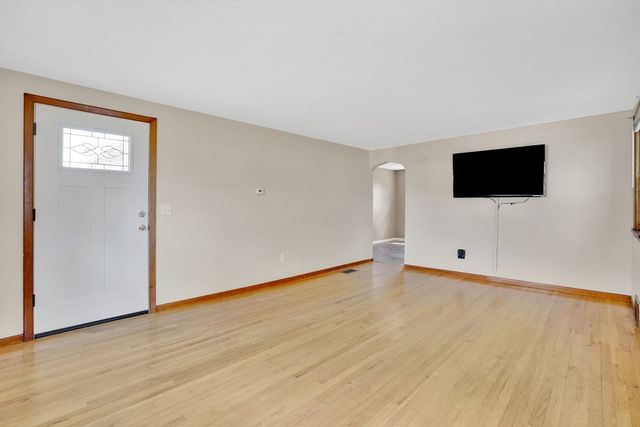 35 Sherwood St, Chicopee, MA 01013