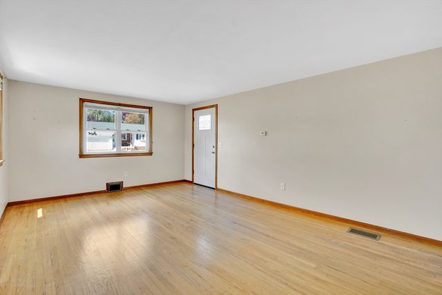 35 Sherwood St, Chicopee, MA 01013