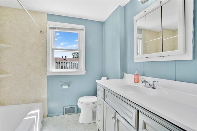 35 Sherwood St, Chicopee, MA 01013