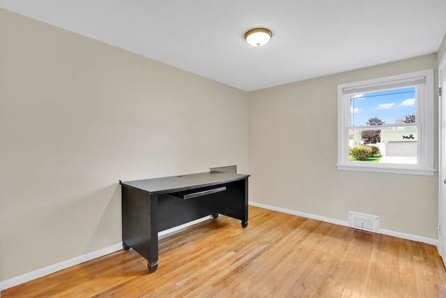 35 Sherwood St, Chicopee, MA 01013