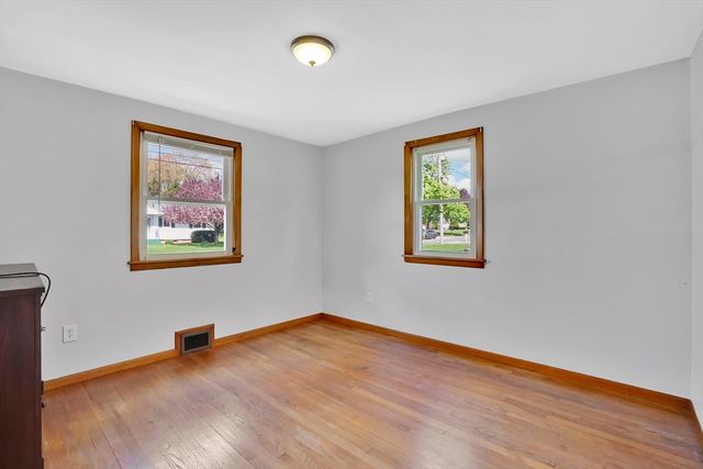 35 Sherwood St, Chicopee, MA 01013
