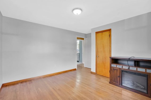 35 Sherwood St, Chicopee, MA 01013