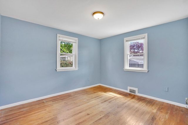 35 Sherwood St, Chicopee, MA 01013