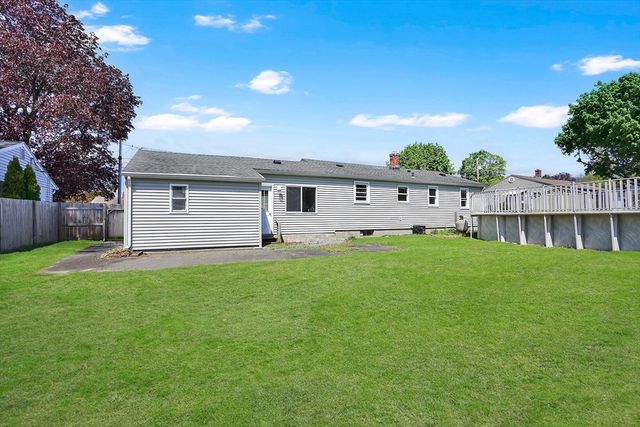 35 Sherwood St, Chicopee, MA 01013