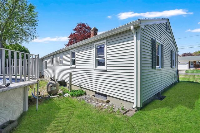 35 Sherwood St, Chicopee, MA 01013