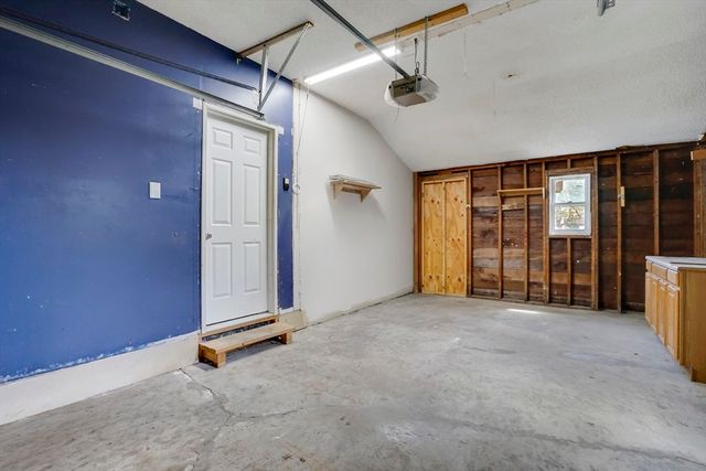 35 Sherwood St, Chicopee, MA 01013