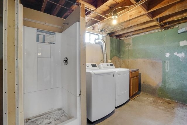 35 Sherwood St, Chicopee, MA 01013