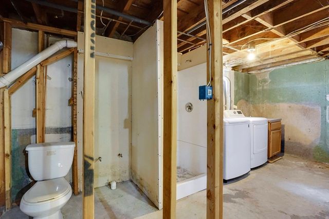 35 Sherwood St, Chicopee, MA 01013