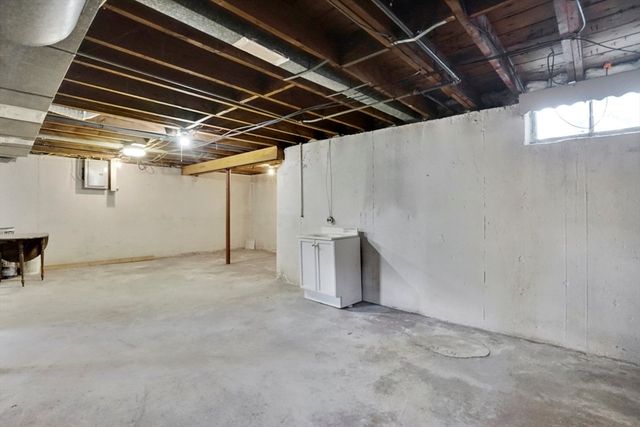 35 Sherwood St, Chicopee, MA 01013