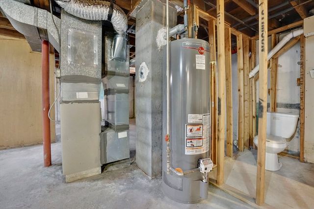 35 Sherwood St, Chicopee, MA 01013