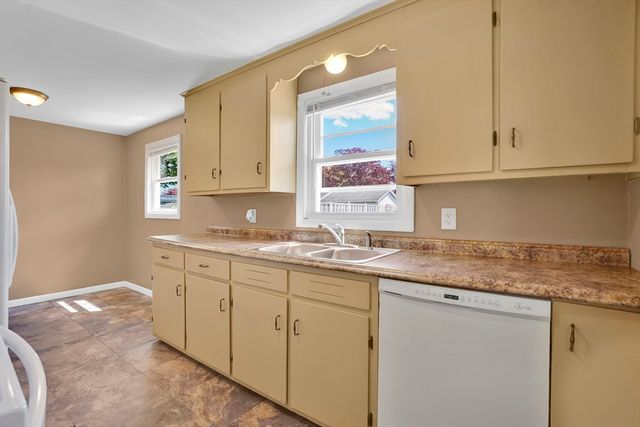 35 Sherwood St, Chicopee, MA 01013