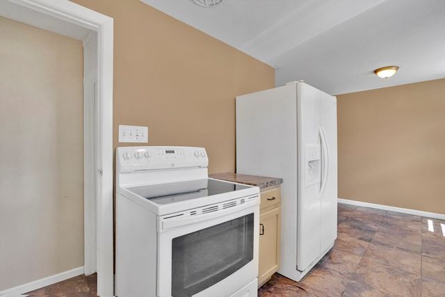 35 Sherwood St, Chicopee, MA 01013