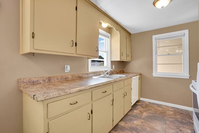 35 Sherwood St, Chicopee, MA 01013