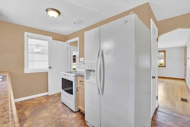 35 Sherwood St, Chicopee, MA 01013